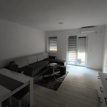 Petrovic 3 Apartment *